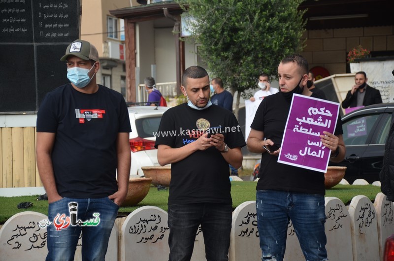 فيديو : العشرات من اصحاب المحلات التجارية ونشطاء يشاركون في الوقفة الاحتجاجية ضد سياسة التمييز العنصرية اتجاههم 